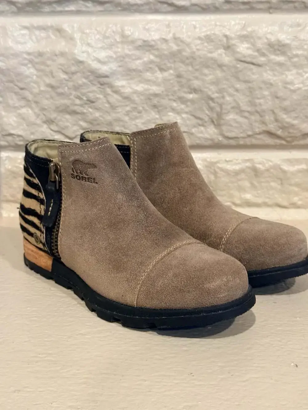 Sorel Major Low Premium Suede and Zebra Print Calf Hair Ankle Booties Sz 5